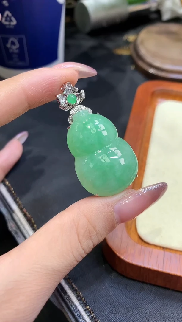 18K金镶嵌挂件翡翠葫芦