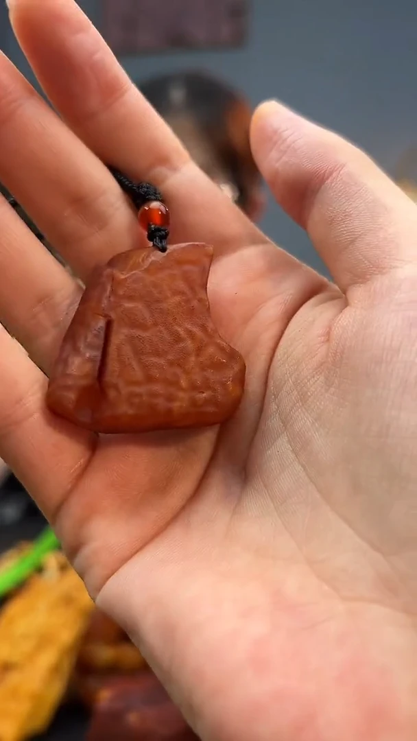 未镶嵌颈饰琥珀吊坠