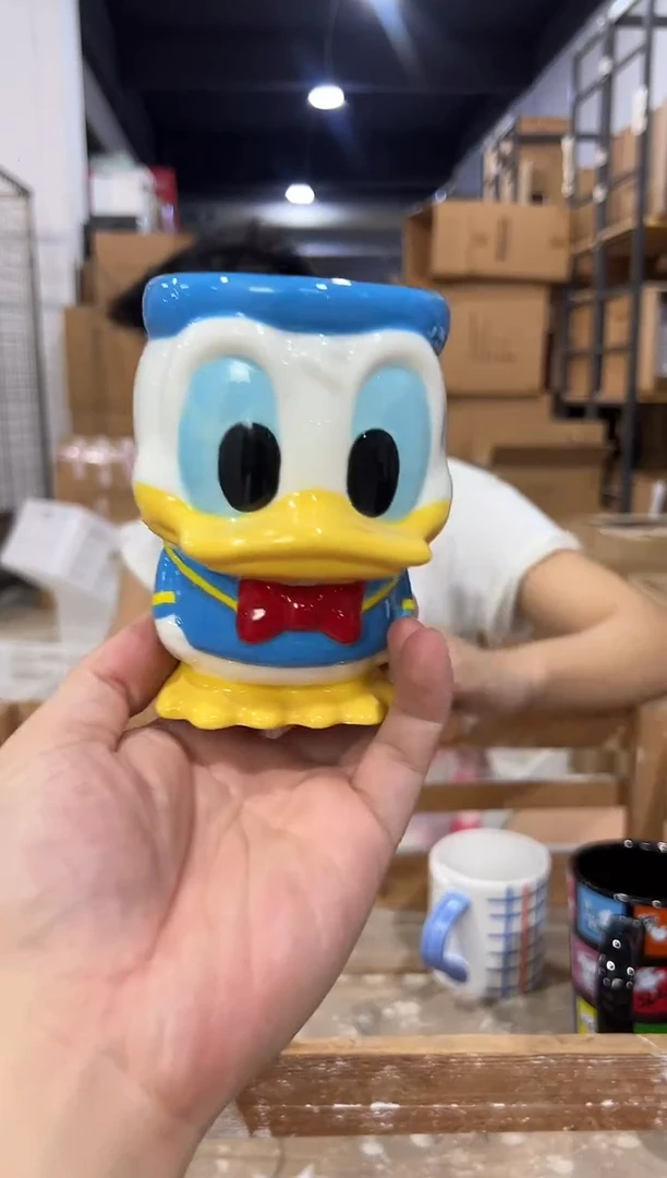 瓷片Q版唐老鸭全身杯