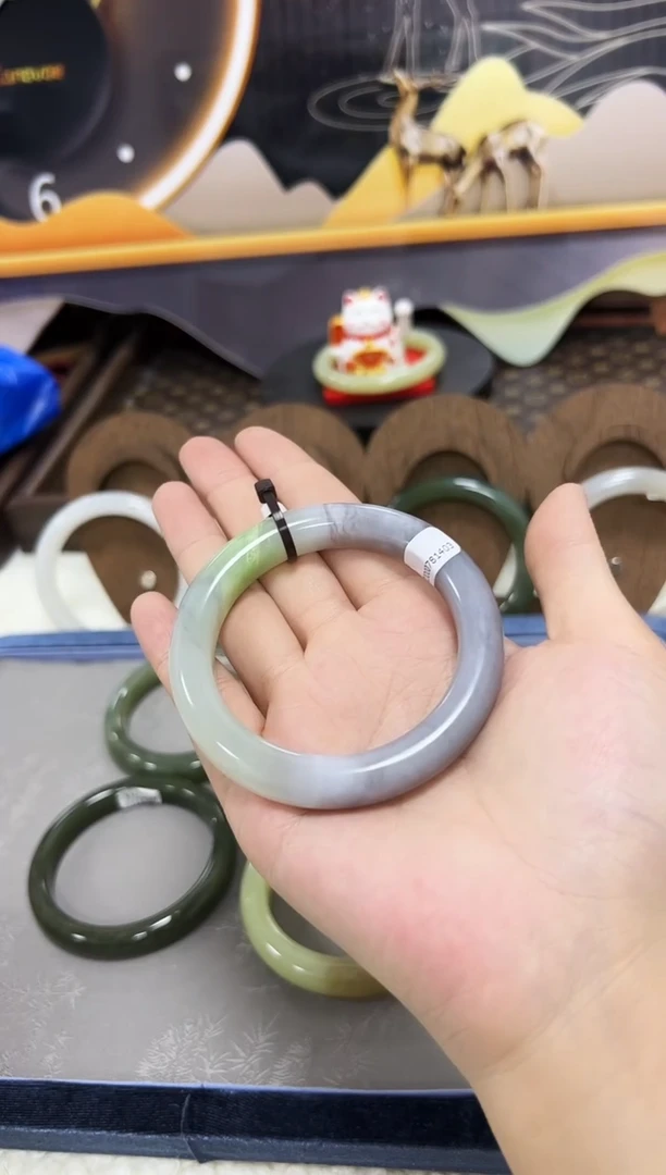 未镶嵌手镯和田玉（糖玉）三色山水