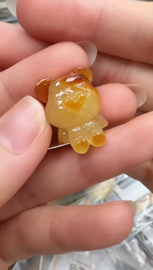未镶嵌琥珀裸石如图