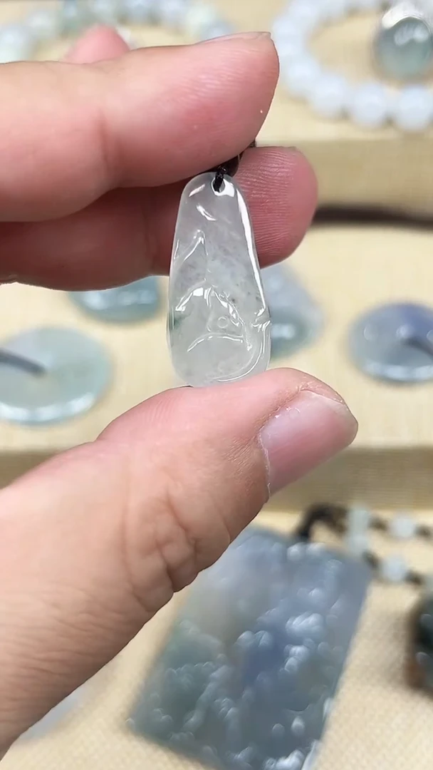颈饰未镶嵌翡翠天然缅A翡翠吊坠