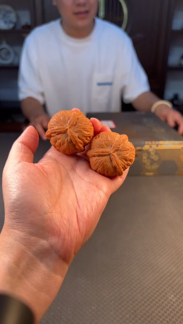 手串桃核精工细作 终成大器
