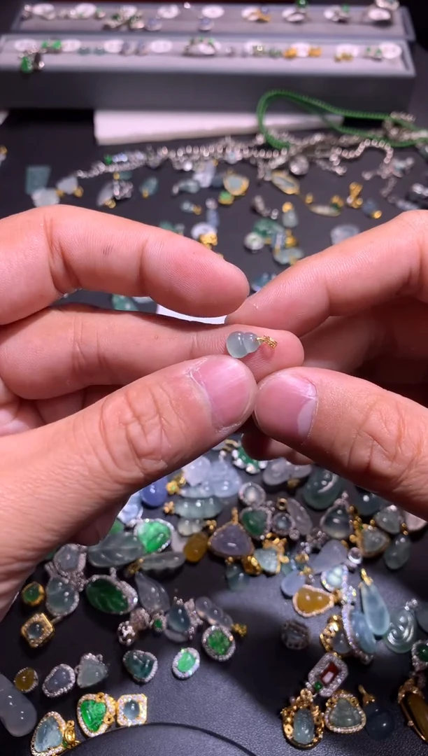 【闪购商品】翡翠吊坠(不含链)18K金镶嵌尺寸较小颜色随机