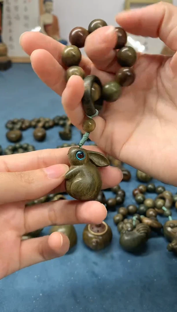 【闪购商品】维腊木（绿檀）把件望月兔 盘玩件