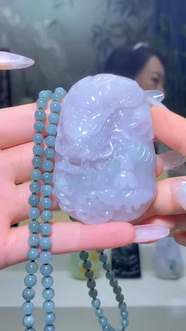 翡翠未镶嵌颈饰雕刻