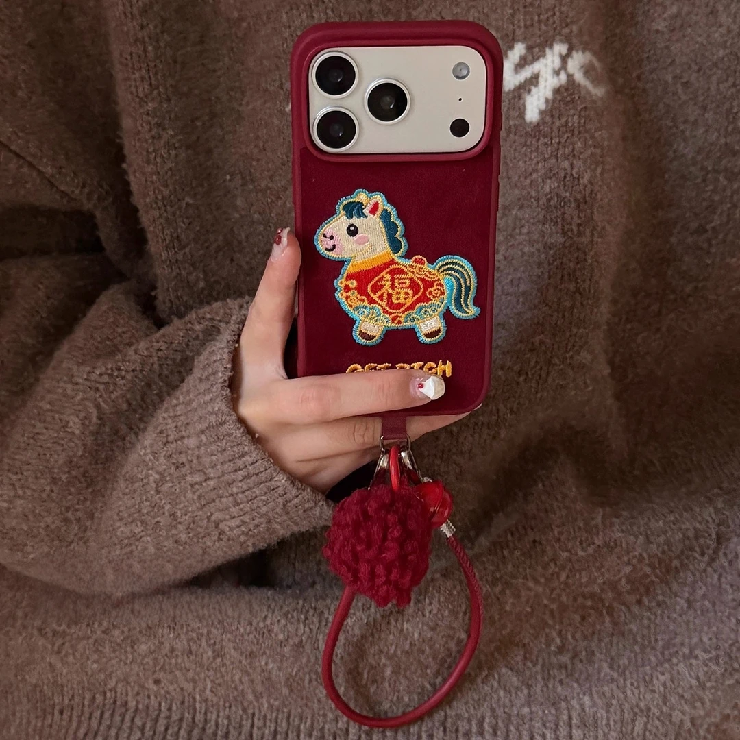 红色刺绣福袋马毛绒布适用苹果17Promax手机壳挂绳iPhone16Pro/15