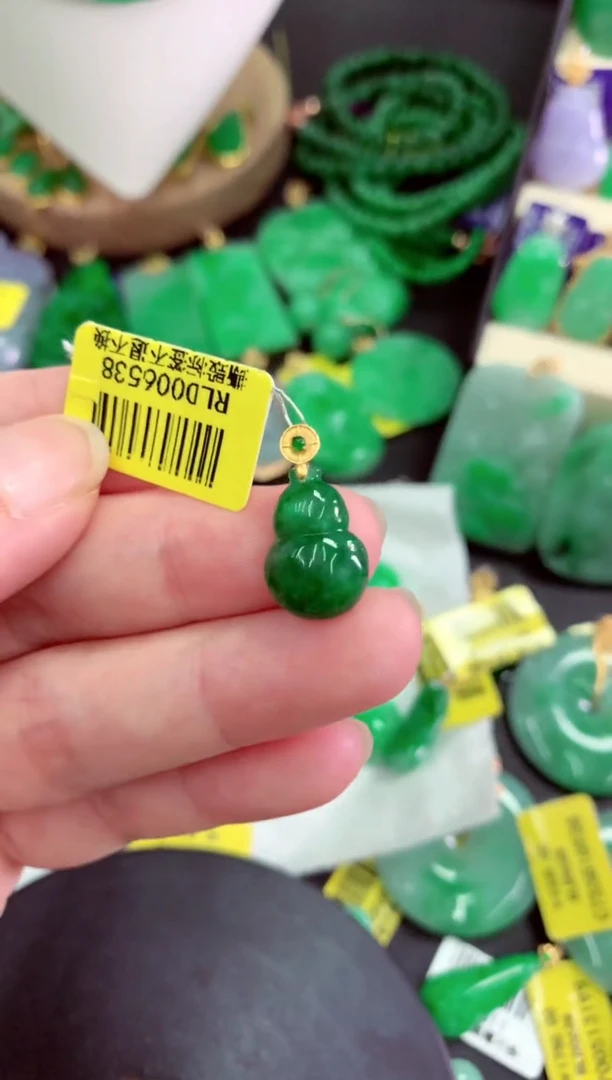 颈饰18K金镶嵌翡翠挂件
