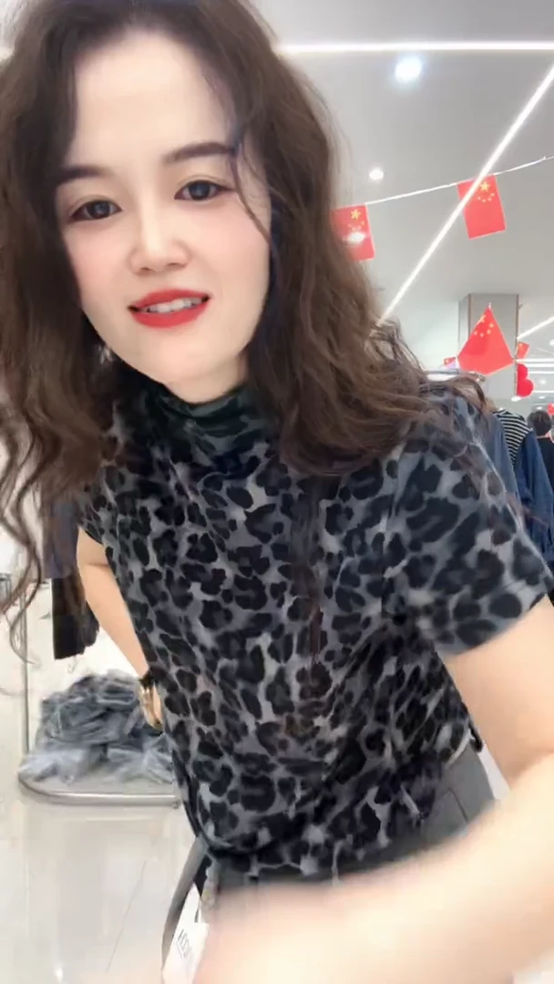 专****，花纹爆款时尚气质短袖