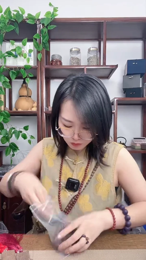泥塑红麝香方的大单株