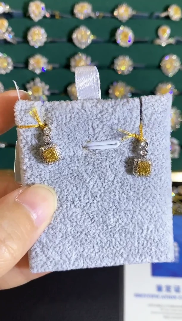 18K金镶嵌吊坠钻石吊坠多样性发一