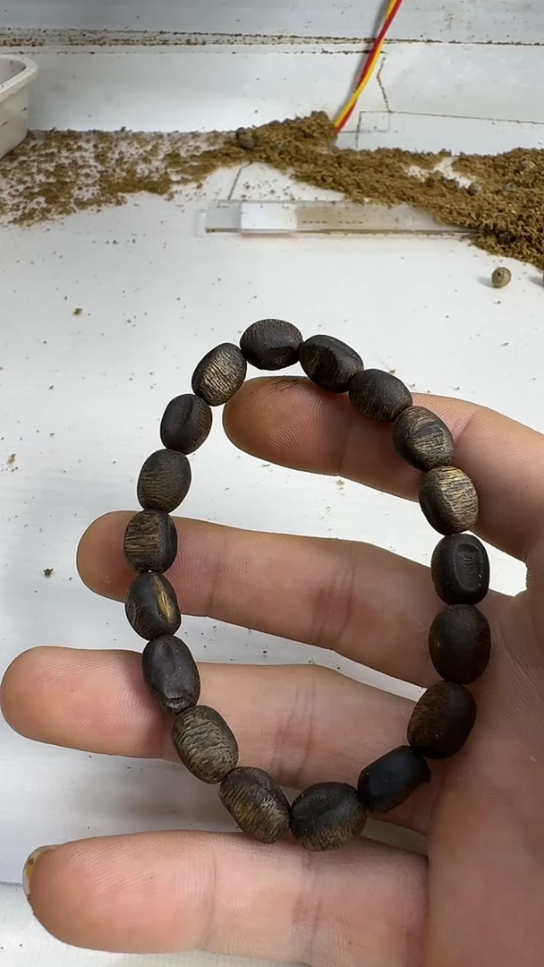 沉香手串单圈随形留疤珠8克