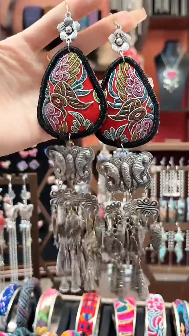 织绣云织谣民族风精美饰品   370