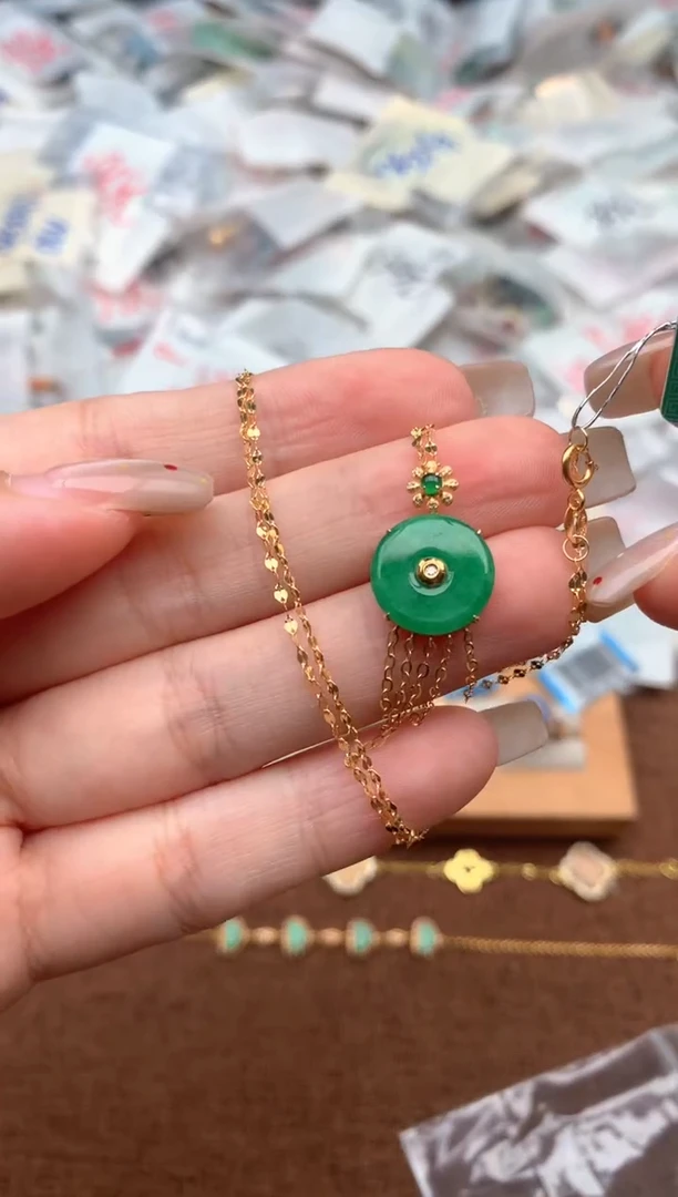 18K金镶嵌挂件翡翠一