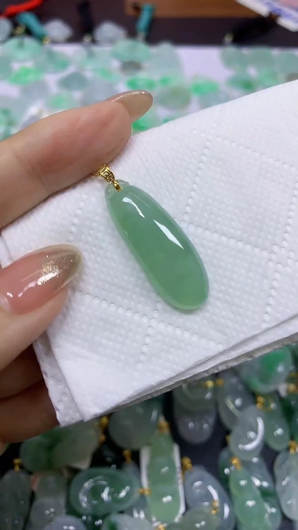 颈饰18K金镶嵌翡翠天然翡翠A货