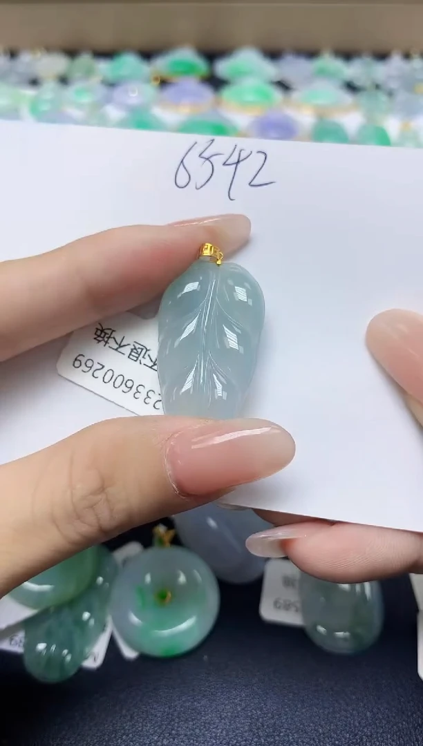 翡翠18K金镶嵌颈饰 天然缅甸翡翠A货