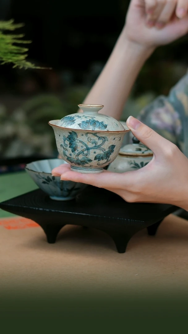 瓷片缠枝莲单盖碗