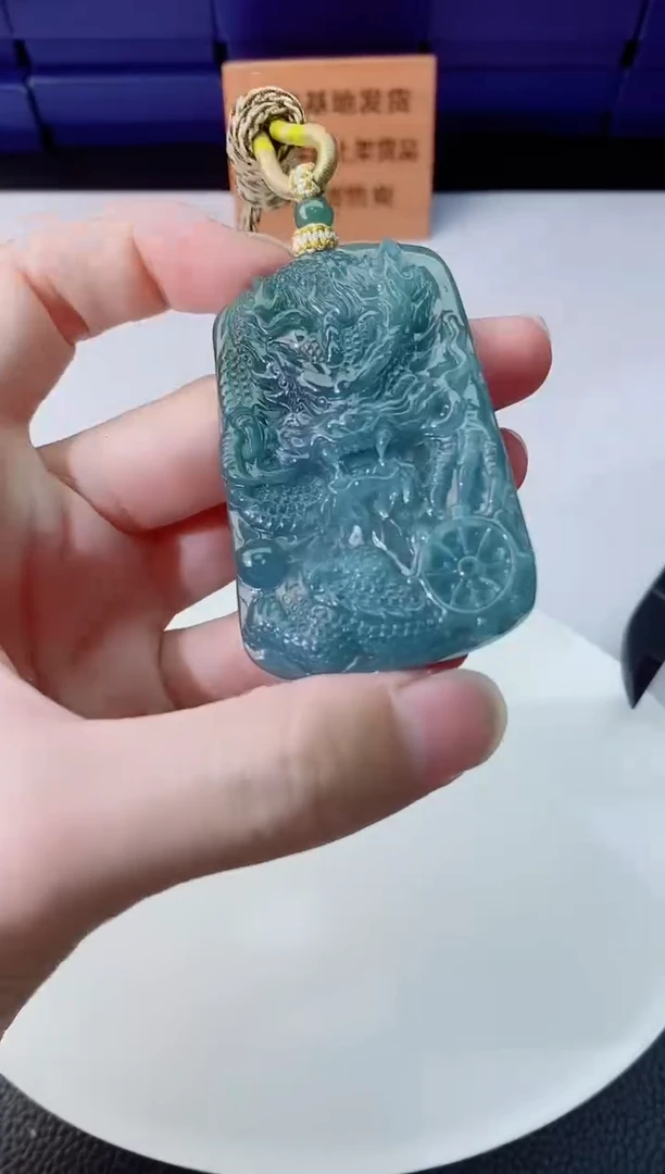 翡翠未镶嵌颈饰        ·