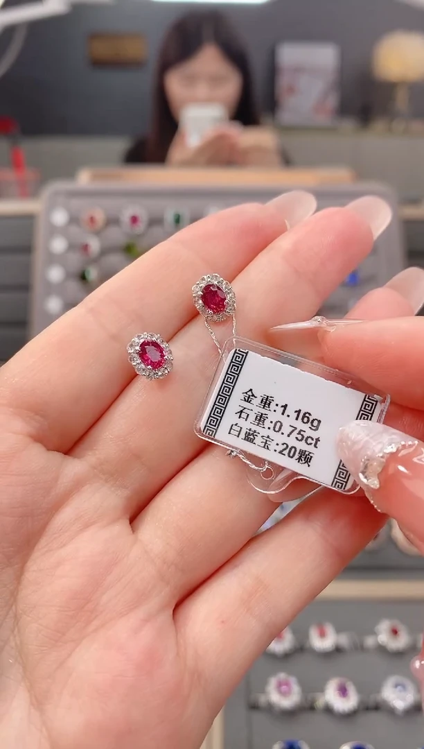 耳饰18K金镶嵌红宝石0.75