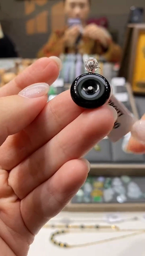 颈饰18K金镶嵌翡翠平安扣