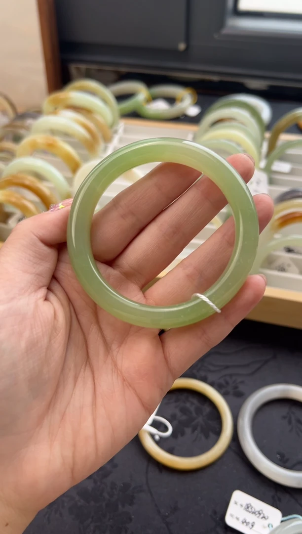 【闪购商品】和田玉手镯未镶嵌翠青 56