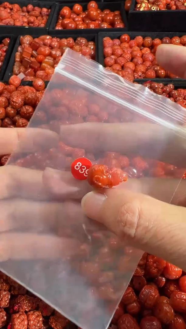 颈饰未镶嵌南红玛瑙1