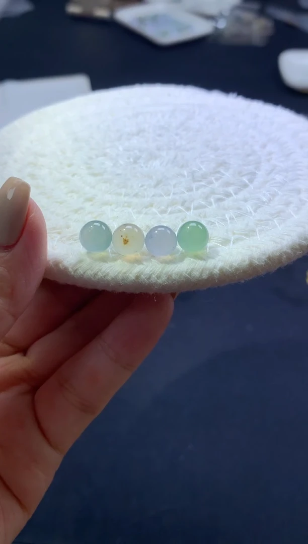 未镶嵌定制翡翠单颗紫绿蓝900一颗，黄700一颗卡7.9