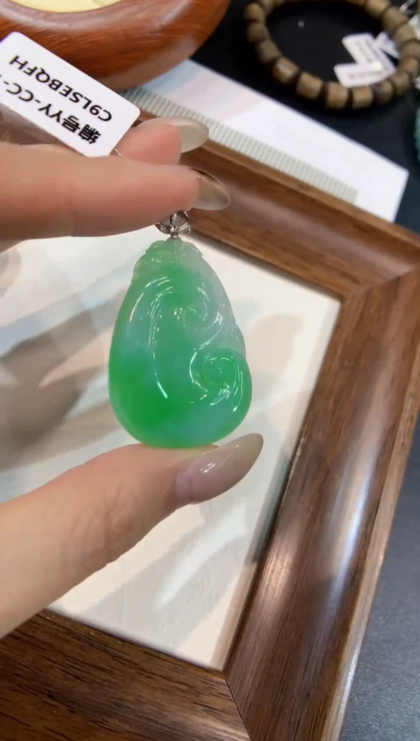 颈饰18K金镶嵌翡翠如意