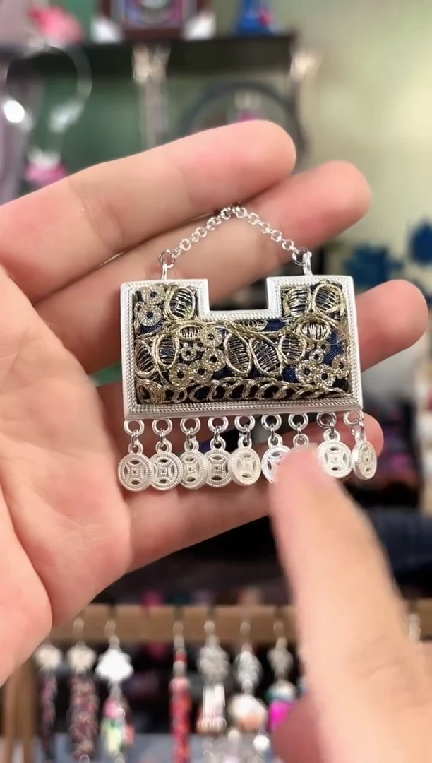 彩云南阁非遗老绣饰品187