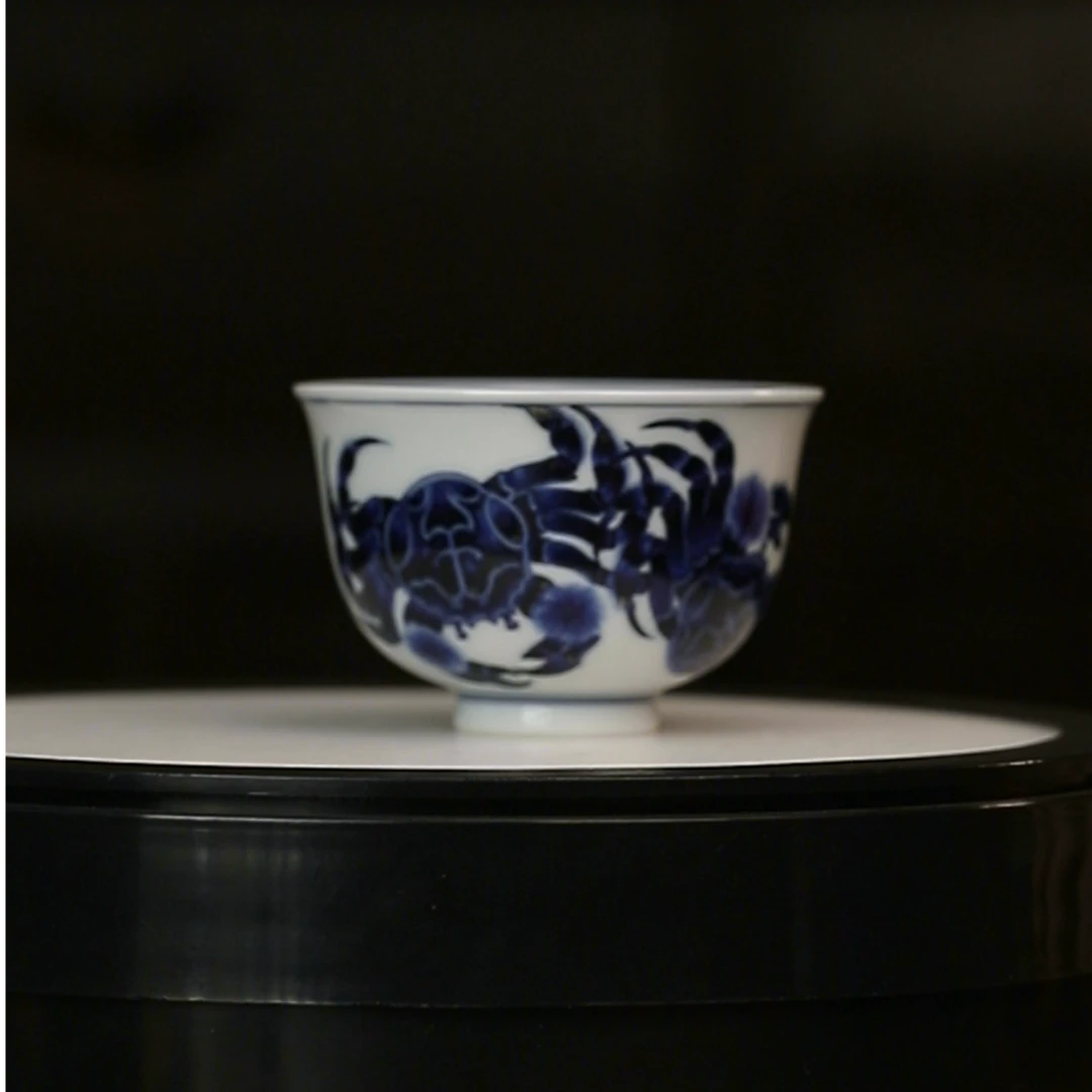 1.1a/m80c2/甫生雅集/青花肥蟹图八方来财主人杯