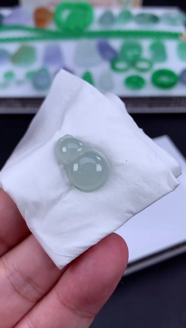 翡翠未镶嵌颈饰有*辣翡翠