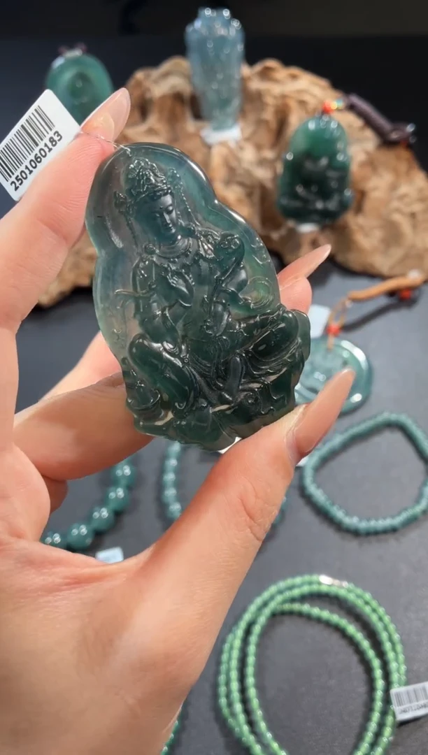 翡翠未镶嵌颈饰观音