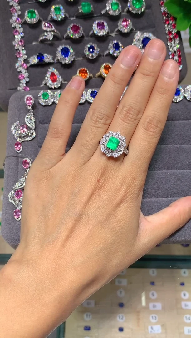 18K金镶嵌戒指祖母绿1.48CT