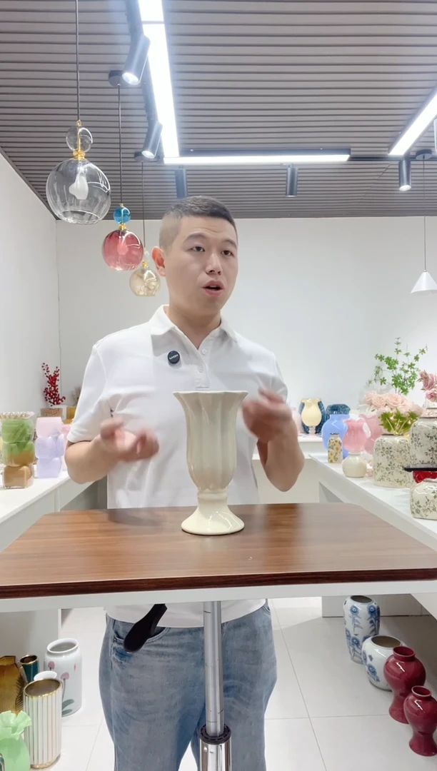 喇叭花奶黄色陶瓷花瓶