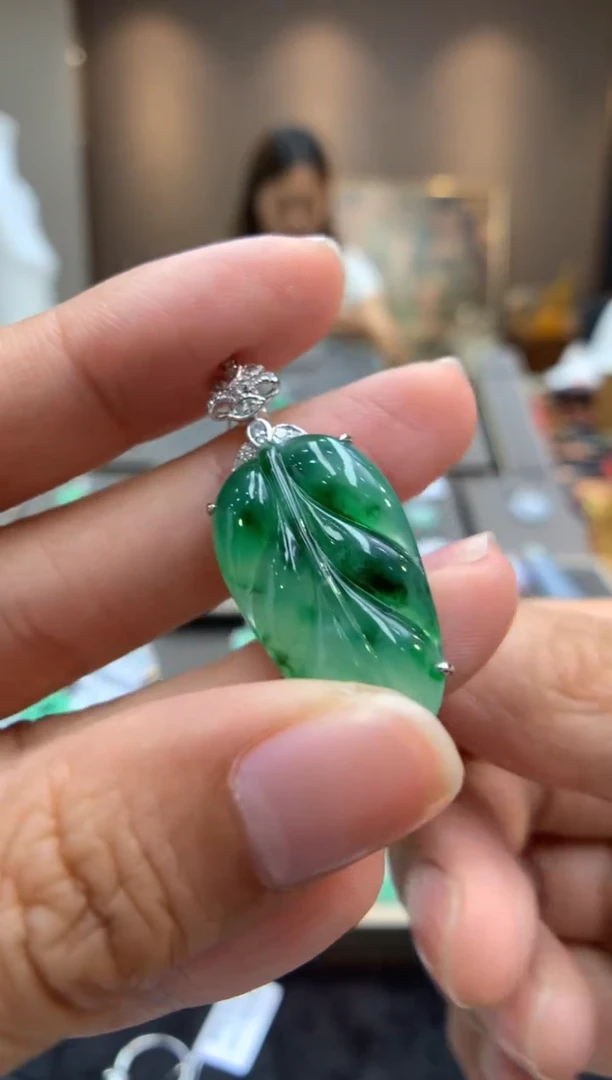 翡翠18K金镶嵌颈饰叶子
