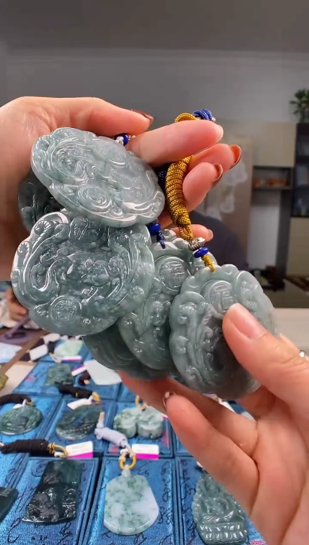 颈饰未镶嵌翡翠  多样性发其一