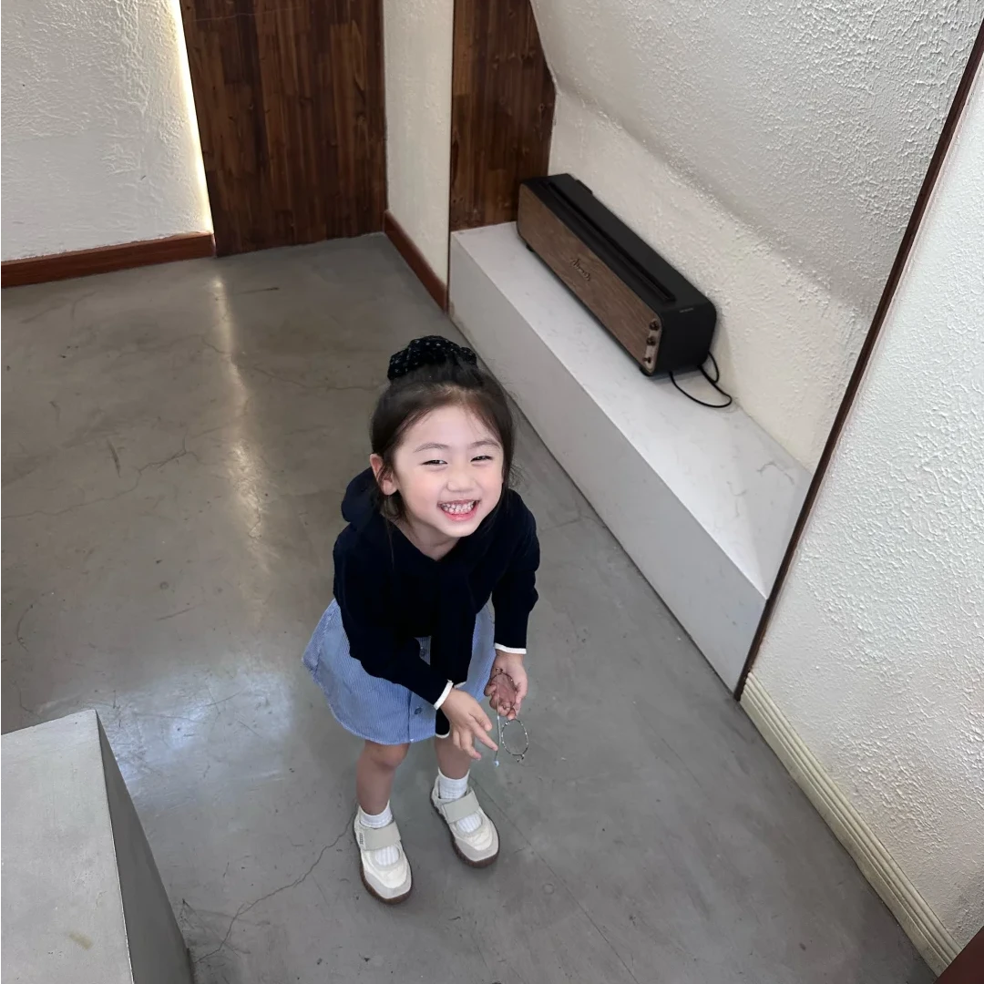 壹妈童装韩系假两件披肩蓝色针织衫女童休闲套装连帽外套条纹短裙