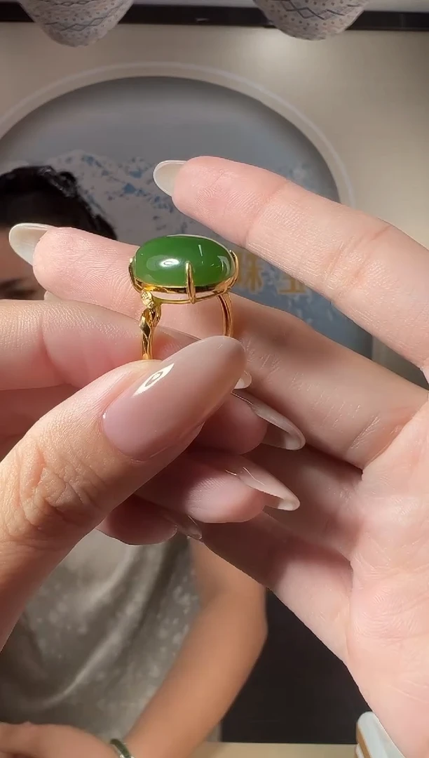18K金镶嵌戒指和田玉和田玉18K碧玉蛋形戒指
