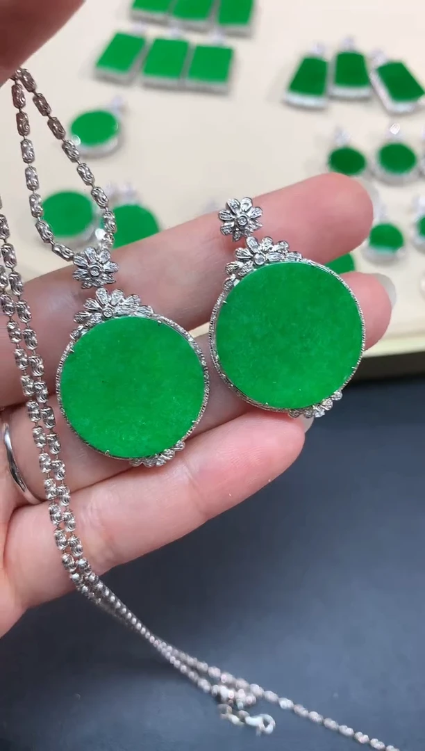 【闪购商品】翡翠吊坠(不含链)18K金镶嵌A95|8999多样性发货一件