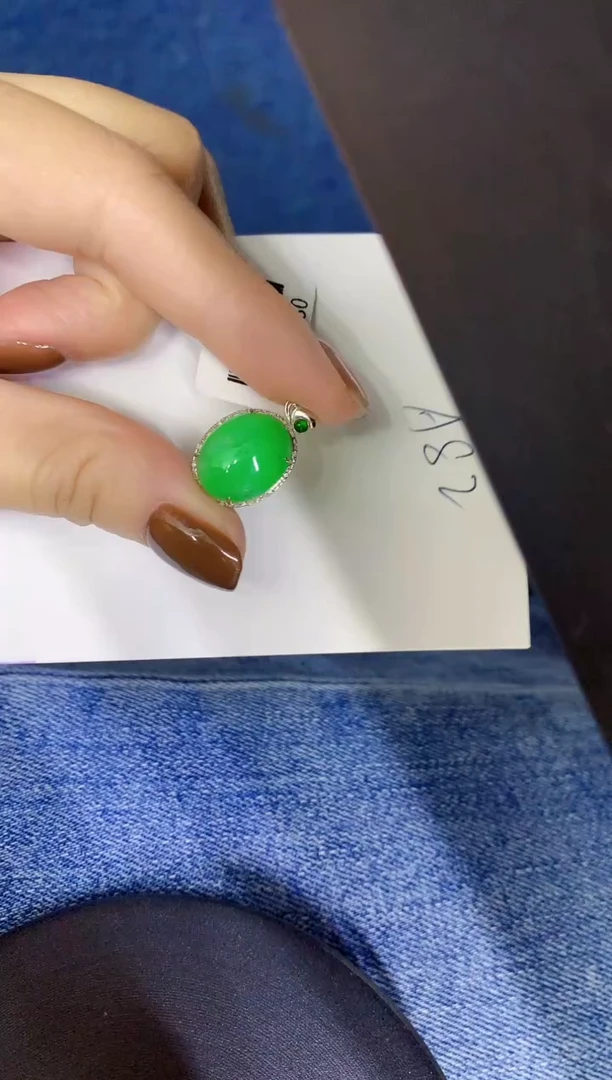 颈饰18K金镶嵌翡翠缅甸天然翡翠A货