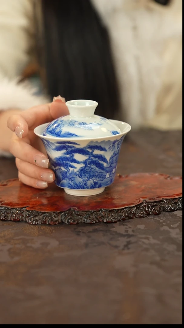 青花手绘山水马蹄盖碗