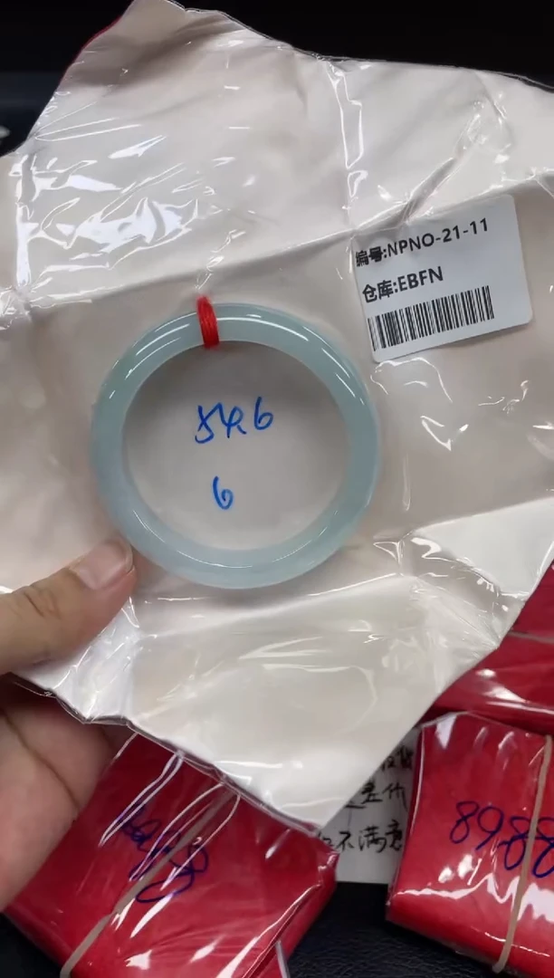 翡翠手镯未镶嵌翡翠手镯