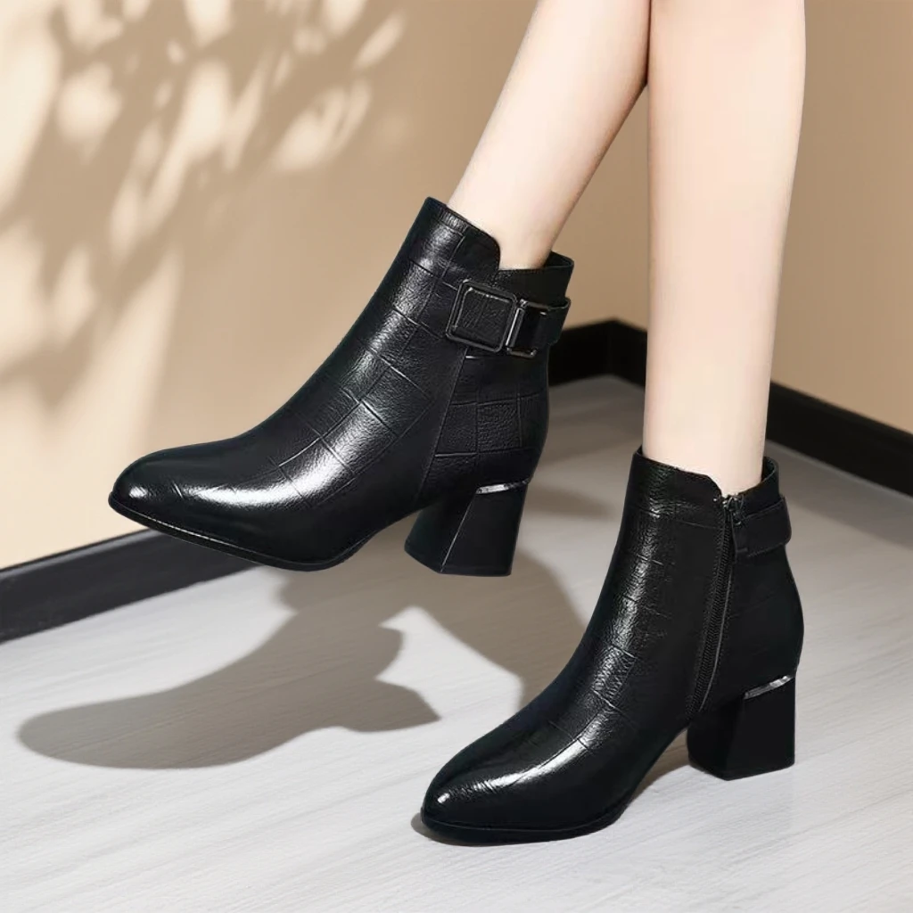 秋冬真皮短靴2025年新款粗跟尖头加棉保暖中跟皮带扣侧拉链马丁靴