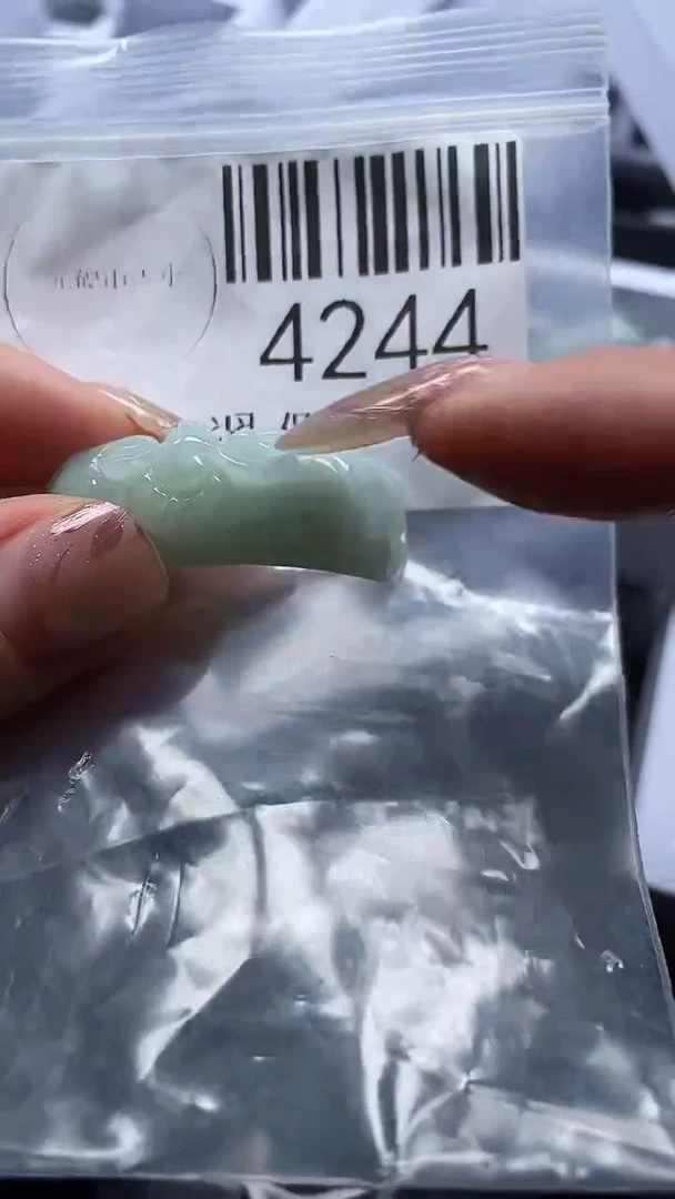 翡翠未镶嵌吊坠(不含链)4244