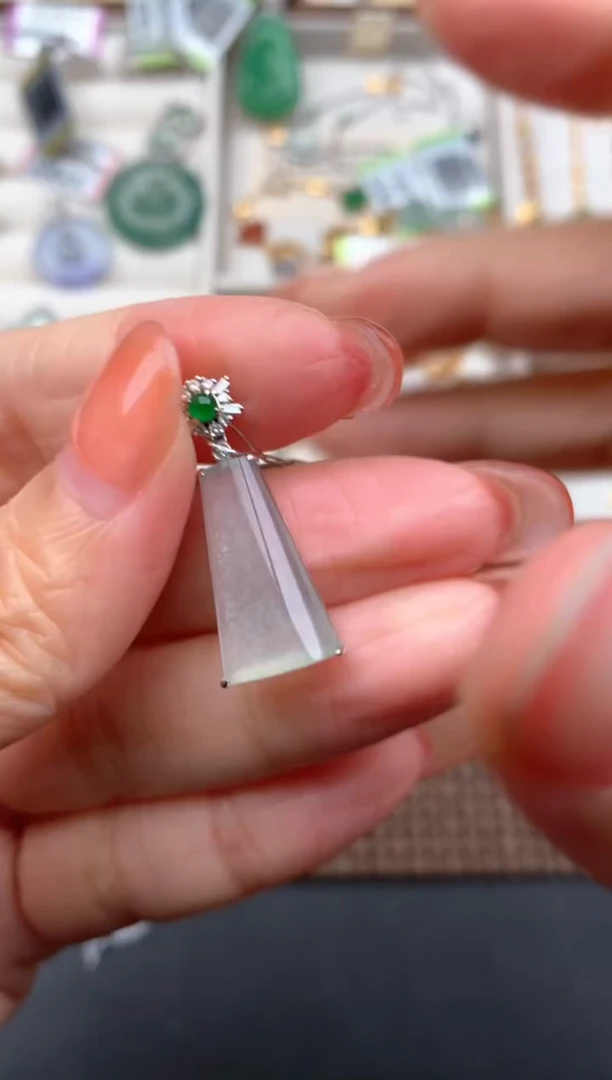 18K金镶嵌挂件翡翠一