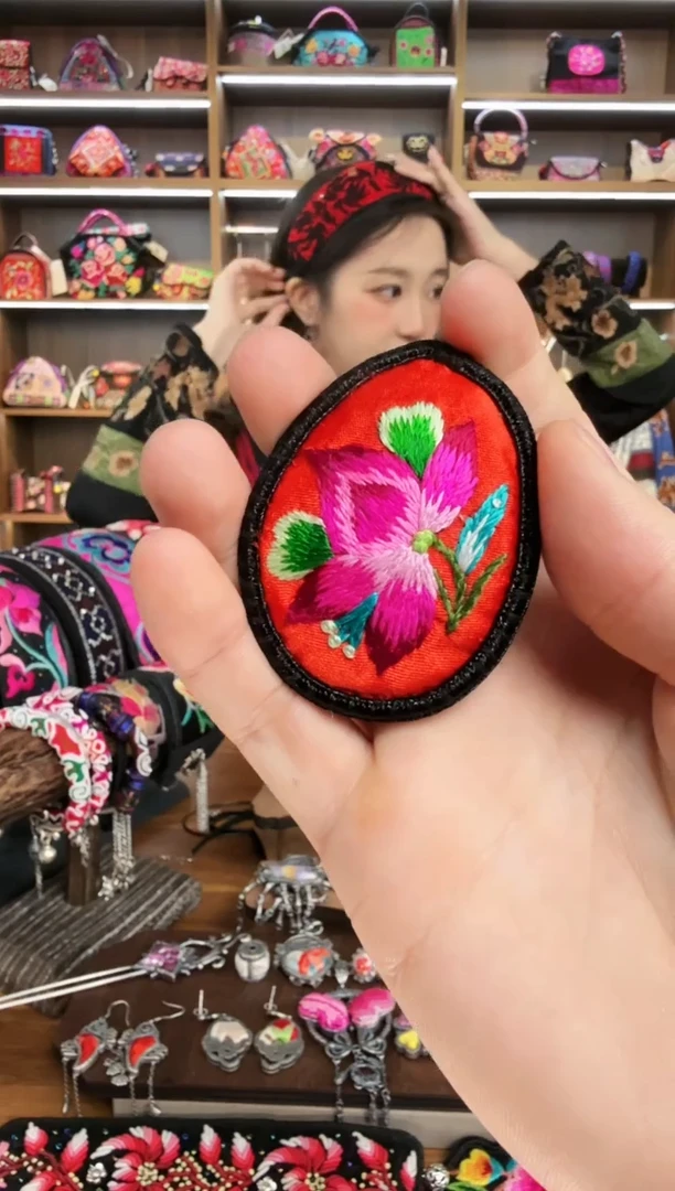 【闪购商品】织绣9蒙阿苏苗绣传承