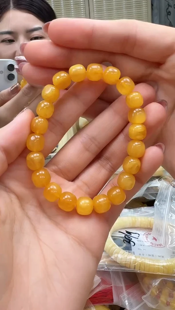 未镶嵌颈饰琥珀如图