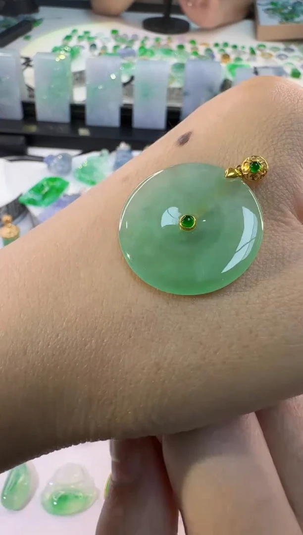 颈饰18K金镶嵌翡翠缅甸A货翡翠