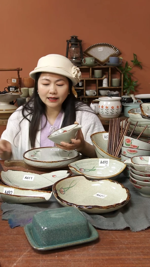 陶瓷A499         一只陶瓷带嘴方形碗可能微瑕12*6