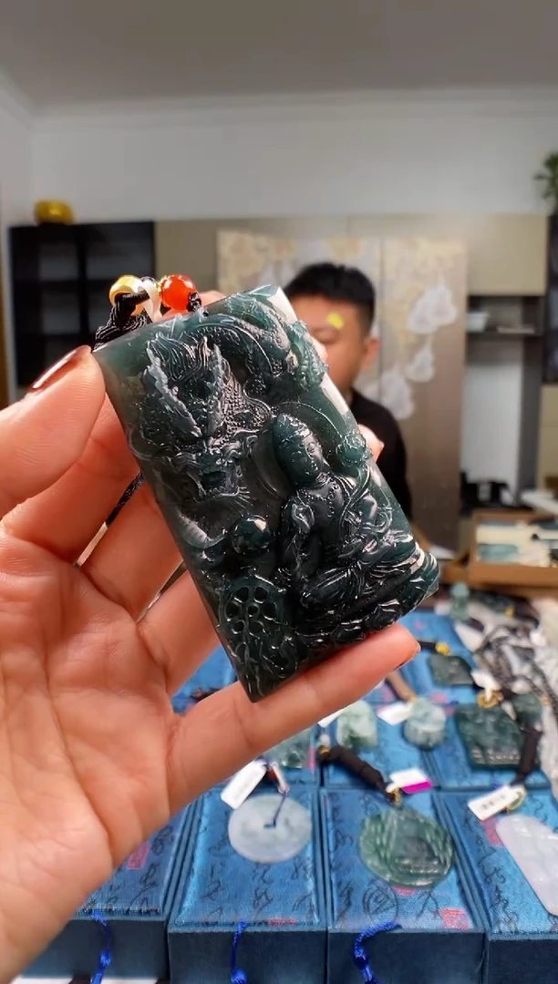 颈饰未镶嵌翡翠   多样性发其一